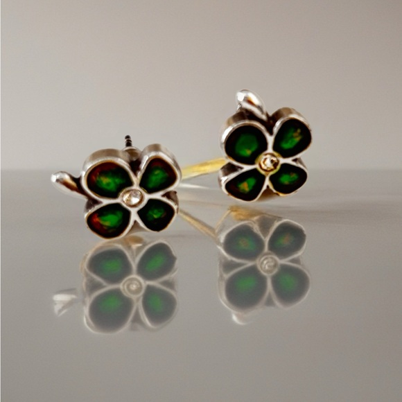 Brighton Love Bug Mini Post Earrings
STYLE J20382. Shamrock look, green - Picture 1 of 4